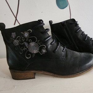 UNITY IN DIVERSITY  LEATHER BOOTS SIZE 9 BRAND NEW